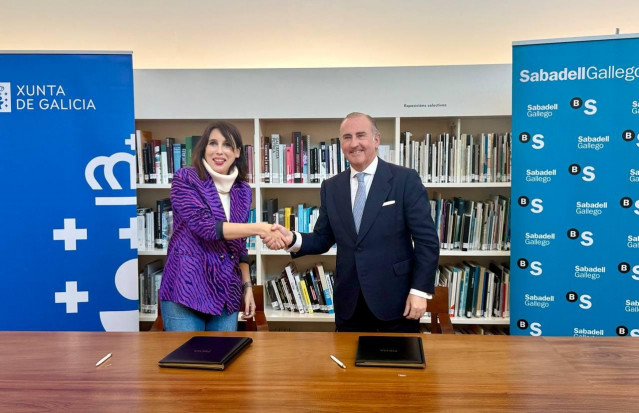 La Consellería de Economía e Industria, María Jesús Lorenzana, y el director general adjunto y director territorial del Noroeste del Sabadel Gallego, Pablo Junceda, en la firma del convenio, a 3 de abril de 2025.