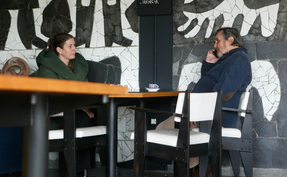 La alcaldesa de Cervo, Dolores García y el propietario de la factoría, Segismundo García, en la cafetería de la fábrica de cerámica de Sargadelos, a 3 de abril de 2025, en Cervo, Lugo, Galicia (