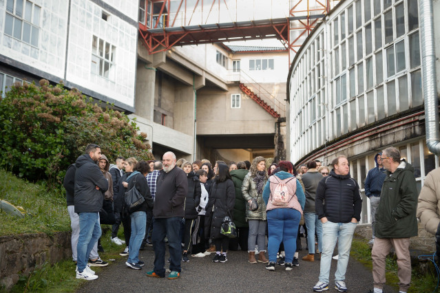 Trabajadores de la fábrica de cerámica de Sargadelos se concentran a las puertas de las instalaciones, a 3 de abril de 2025, en Cervo, Lugo, Galicia (España). Los trabajadores de Sargadelos continúan preocupados tras el anuncio de cierre de las instalacio
