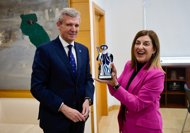 El presidente gallego se reúne con la presidenta cántabra, a la que obsequia con una figura de Sargadelos.