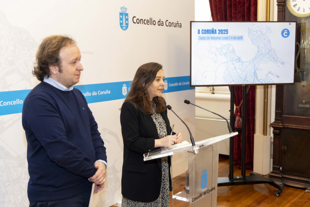 La alcaldesa de A Coruña, Inés Rey, junto al edil de Urbanismo, Francisco Díaz, sobre la declaración de mercado tensionado