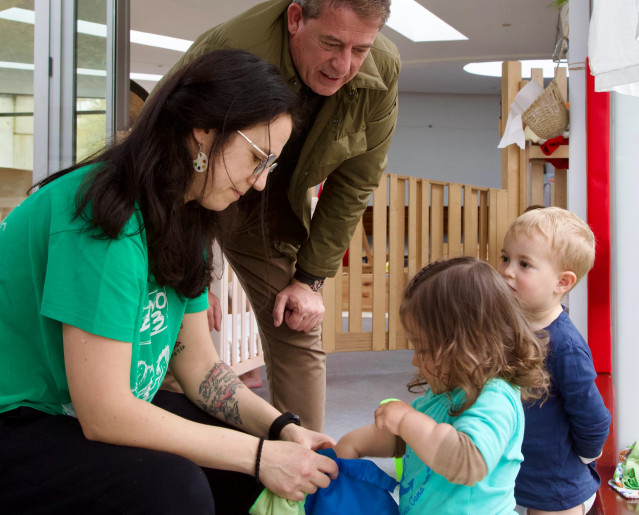El secretario xeral del PSdeG, José Ramón Gómez Besteiro, visita una escuela infantil en A Coruña