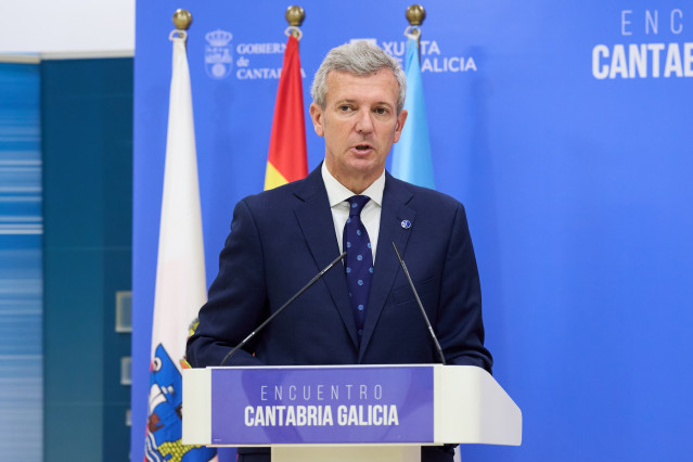 El presidente de la Xunta de Galicia, Alfonso Rueda, durante una rueda de prensa tras la firma de una declaración institucional con la presidenta de Cantabria.