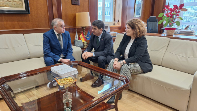 Los vecinos del barrio compostelano de Santa Marta entregan más de 5.600 firmas al Gobierno para reclamar más seguridad