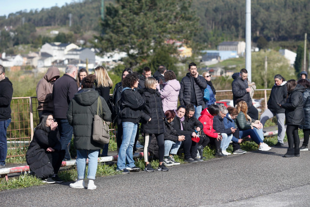 Trabajadores de la fábrica de cerámica de Sargadelos se concentran a las puertas de las instalaciones, a 3 de abril de 2025, en Cervo, Lugo, Galicia (España). Los trabajadores de Sargadelos continúan preocupados tras el anuncio de cierre de las instalacio