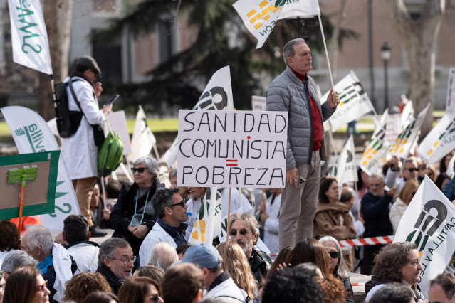 Archivo - Imagen de la concentración de los sindicatos médicos frente al Ministerio de Sanidad, a 13 de febrero de 2025, en Madrid.