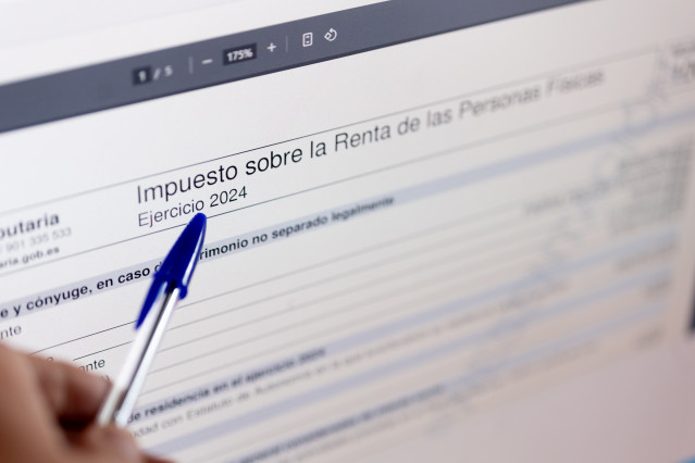 Una persona cumplimenta la declaración de la Renta, a 3 de abril de 2024, en Madrid (España). Los contribuyentes han presentado en el primer día y medio de la Campaña de la Renta 2024 un total de 1.675.000 declaraciones, lo que supone un descenso del 0,1%