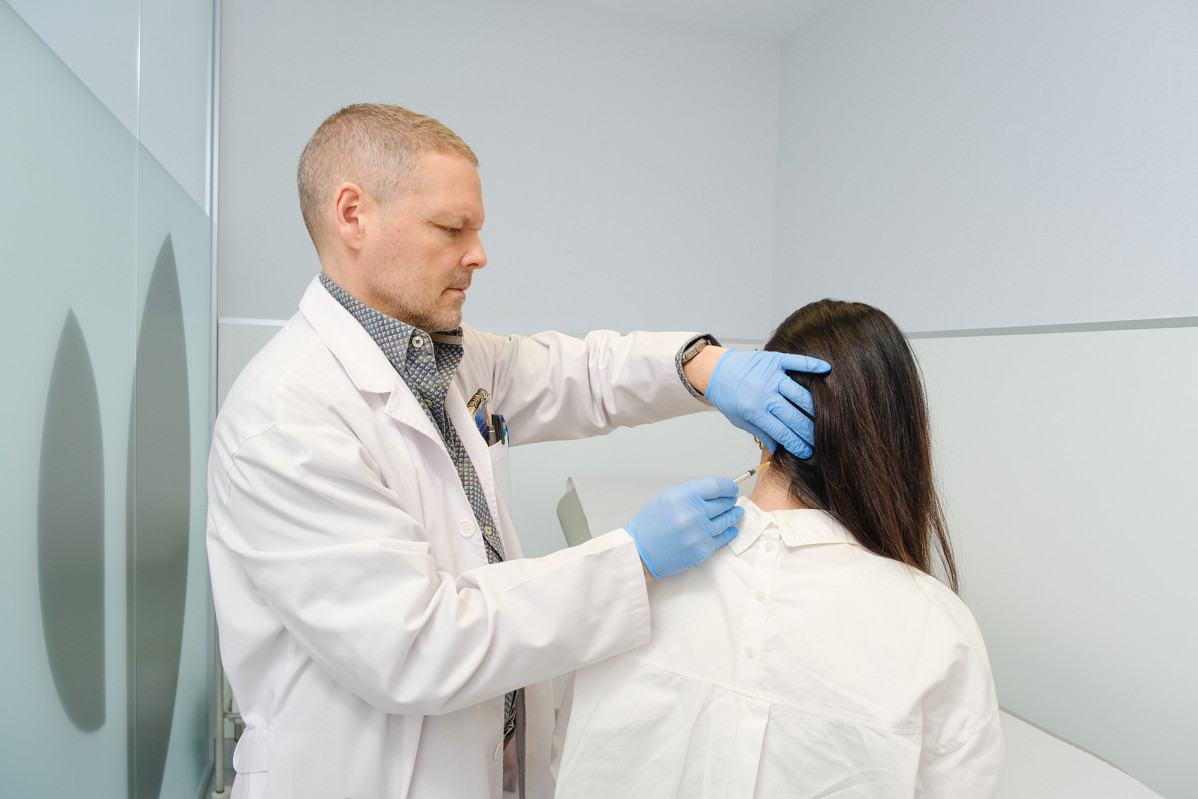 El doctor Corredera aplica toxina botulinica