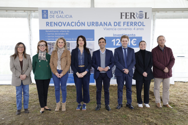 La conselleira de Vivienda e Planificación de Infraestructuras, María Martínez Allegue, firma un acuerdo de regeneración urbana con el alcalde de Ferrol, José Manuel Rey Varela.