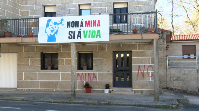 Carteles colgados en el municipio de Beariz muestran el rechazo a la mina.