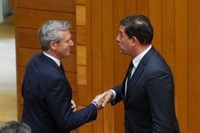 Archivo - El presidente de la Xunta, Alfonso Rueda (i), y el líder del PSdeG, José Ramón Gómez Besteiro (d), durante el pleno de investidura, en el Parlamento gallego, a 11 de abril de 2024, en Santiago de Compostela, A Coruña, Galicia (España).
