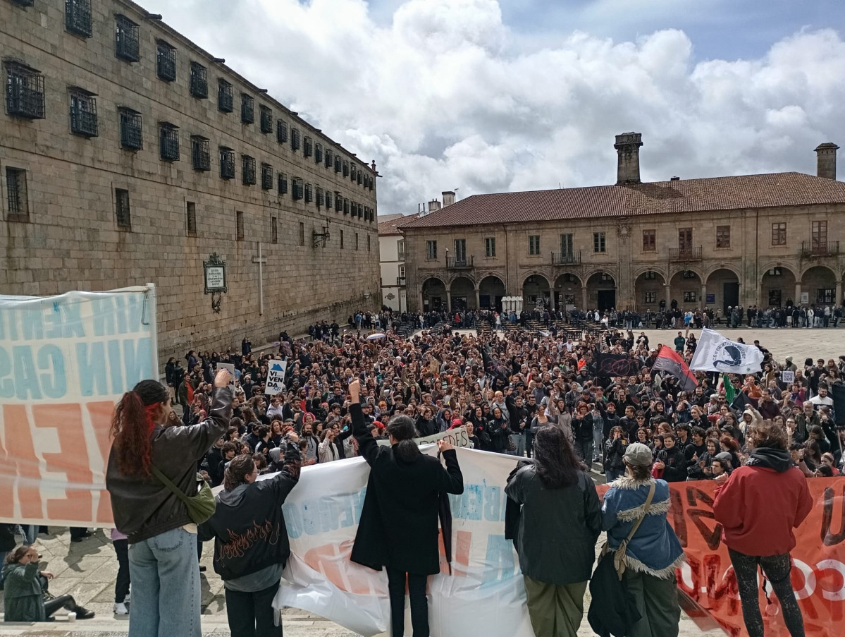 Cientos de personas claman en Santiago contra "el negocio de la vivienda" y la especulación inmobiliaria