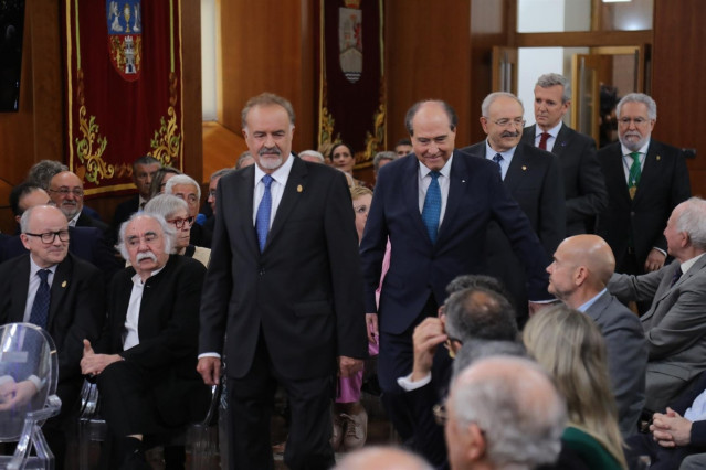 Manuel Quintana (Ragba), Miguel Ángel Escotet (Abanca), Ramón Villares, Alfonso Rueda y Miguel Santalices en el acto de entrega de las Medallas del Parlamento de Galicia 2025.
