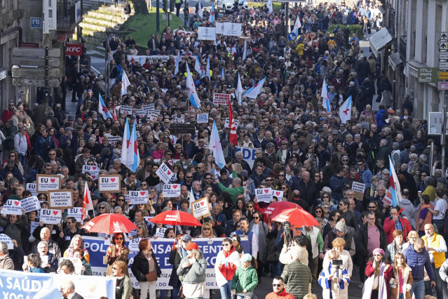 Archivo - Cientos de personas durante una manifestación en defensa de la sanidad pública, en el parque de la Alameda, a 4 de febrero de 2024, en Santiago de Compostela, A Coruña, Galicia (España). La plataforma SOS Sanidade Pública ha convocado esta conce