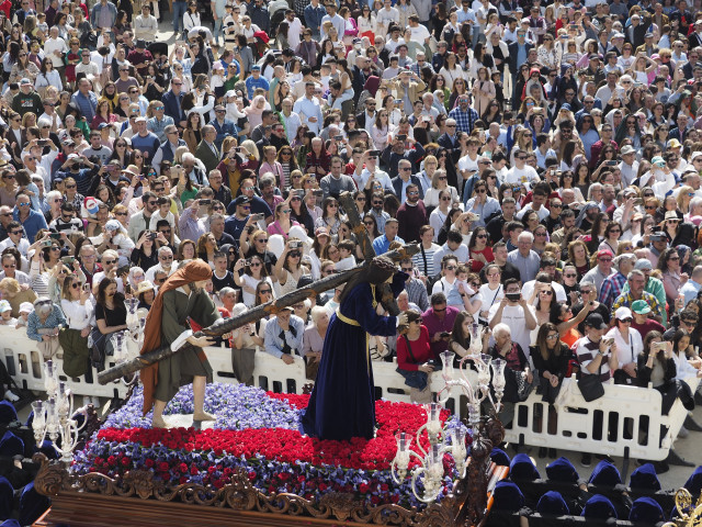 Archivo - Cietos de personas ven el paso de El Nazareno durante la procesión del Santo Encuentro, a 7 de abril de 2023, en Ferrol, A Coruña