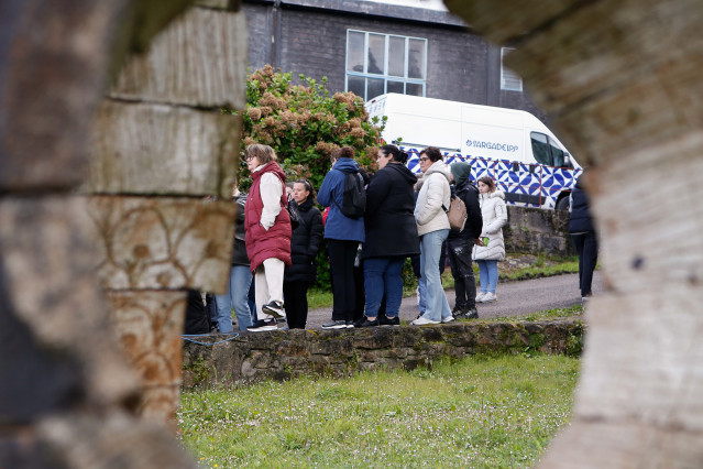 Trabajadores de la fábrica de cerámica de Sargadelos se concentran a las puertas de las instalaciones, a 3 de abril de 2025, en Cervo, Lugo, Galicia (España). Los trabajadores de Sargadelos continúan preocupados tras el anuncio de cierre de las instalacio