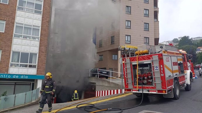 Rescate de emergencia en A Coruña tras un incendio en el barrio de la Sagrada Familia