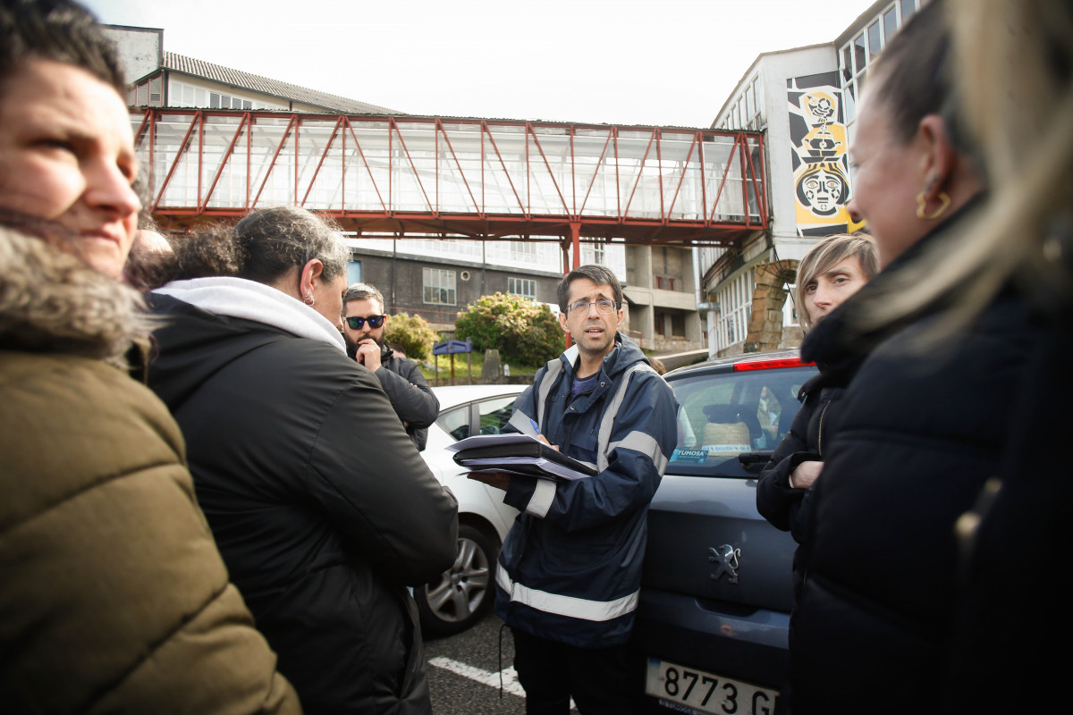 Un inspector junto a los trabajadores de la fábrica de cerámica de  Sargadelos, que se han concentrado al llegar al trabajo, a 3 de abril de 2025, en Cervo, Lugo, Galicia (España). Los trabajadores