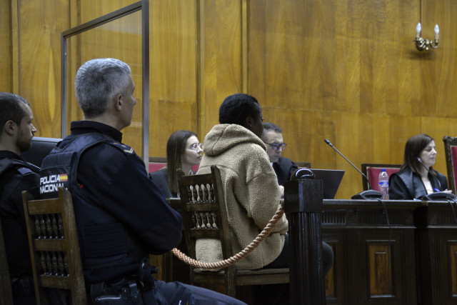 La mujer acusada de matar a su compañera de piso en O Barco de Valdeorras en septiembre de 2021, durante un juicio en la Audiencia Provincial de Ourense, a 24 de marzo de 2025, en Ourense, Galicia (España).