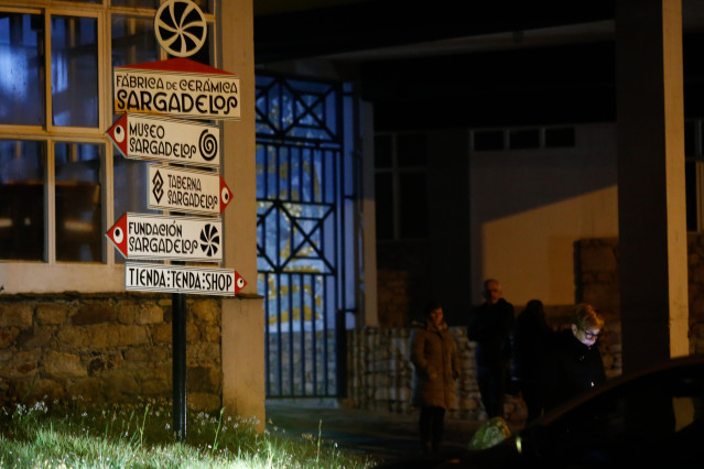 Indicaciones de las instalaciones de la fábrica de cerámica de Sargaledos, a 3 de abril de 2025, en Cervo, Lugo, Galicia (España). Los trabajadores de Sargadelos continúan preocupados tras el anuncio de cierre de las instalaciones en Cervo. El motivo del