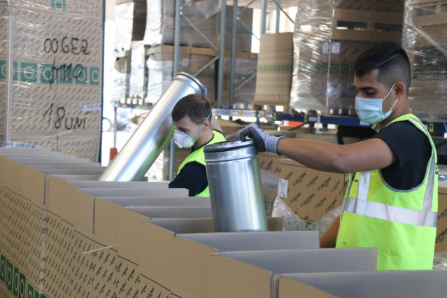 Archivo - Alumnos en prácticas en la empresa Dinak