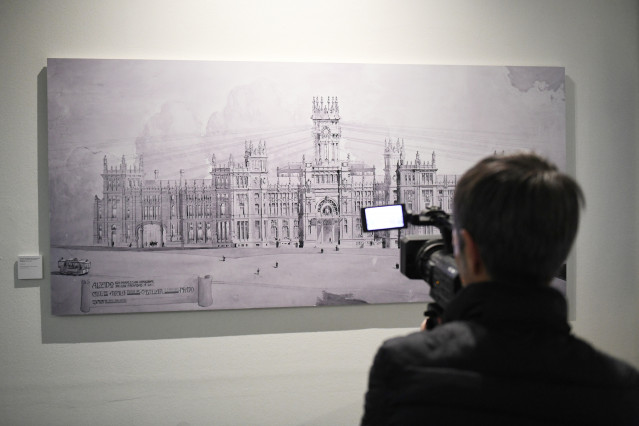 Detalle de la exposición durante la presentación de la muestra 'Madrid metrópoli. El sueño de Antonio Palacios', en CentroCentro, a 7 de abril de 2025, en Madrid (España). La muestra, que cuenta con más de 150 piezas entre planos, dibujos, acuarelas, libr
