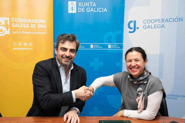 El Conselleiro De Presidencia, Xustiza E Deportes, Diego Calvo, Firma Con La Presidenta De La Coordinadora Galega De ONGD, María Paz Gutiérrez, Un Convenio
