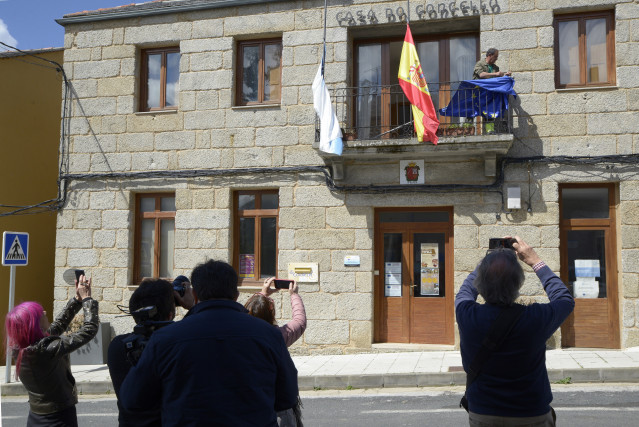 El Ayuntamiento de O Bolo pone las banderas a media asta, a 7 de abril de 2025, en O Bolo, Ourense.