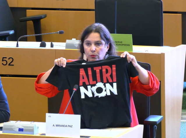 Ana Miranda con una camiseta de 'Altri non'