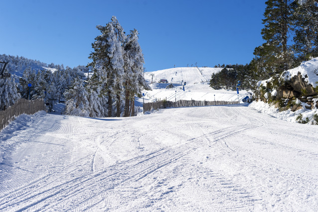 Archivo - Estación de Montaña de Manzaneda nevada.