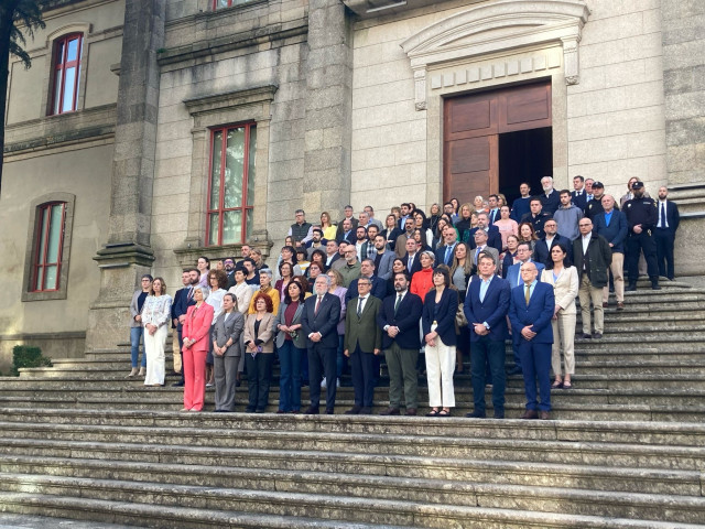 Minuto de silencio en la entrada del Pazo do Hórreo.