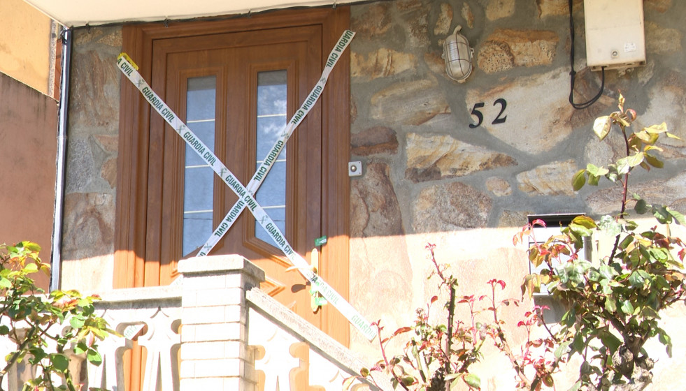 Imagen de la casa precintada tras el asesinato machista en O Bolo