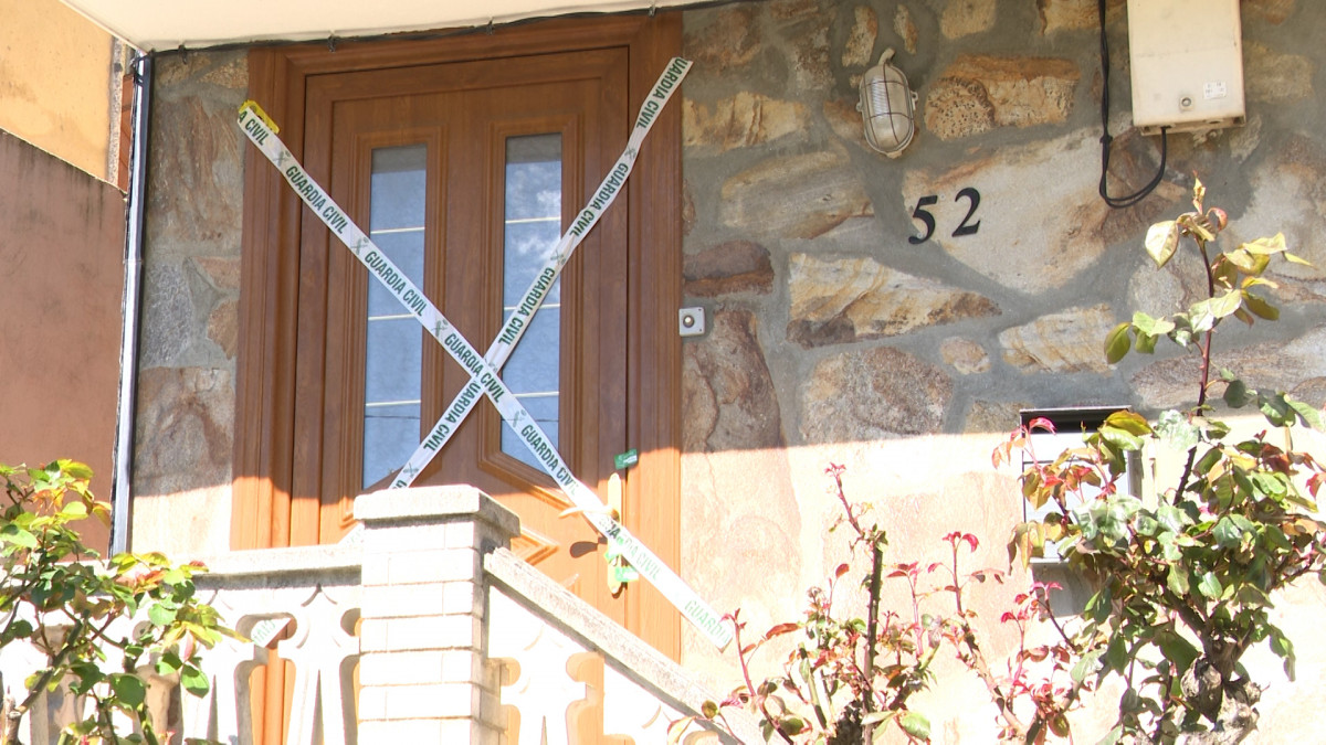 Imagen de la casa precintada tras el asesinato machista en O Bolo