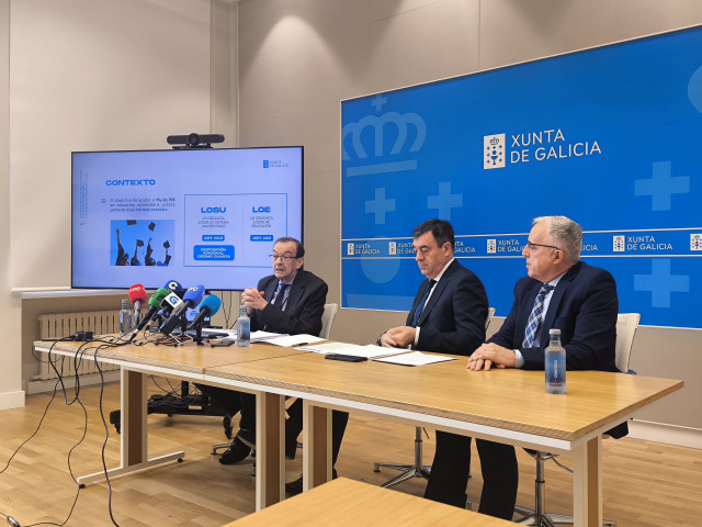 El secretario xeral de Universidades, José Alberto Díez de Castro, el conselleiro de Educación, Román Rodríguez, y el presidente de la Acsug y catedrático de Análisis Matemático, Juan José Nieto Roig.