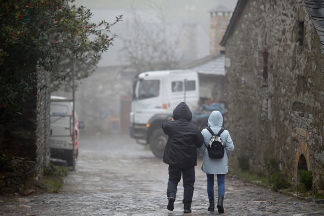 Archivo - Dos personas abrigadas en una calle del municipio de Pedrafita do Cebreiro, 13 de diciembre de 2023, en Pedrafita do Cebreiro, Lugo