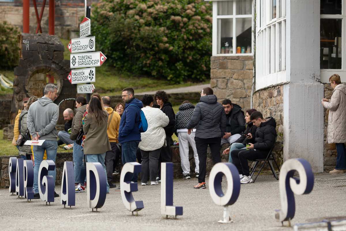 Un grupo de más de 30 trabajadores continúa a las puertas de la factoría Sargadelos, sin acceder a sus puestos de trabajo, a 8 de abril de 2025, en Cervo, Lugo, Galicia (España). A pesar del acuer