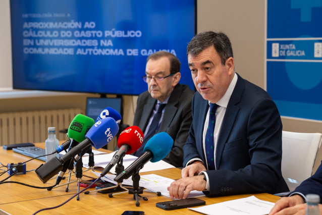 El conselleiro de Educación, Ciencia, FP e Universidades, Román Rodríguez, y el secretario xeral de Universidades, José Alberto Díez de Castro, en rueda de prensa.