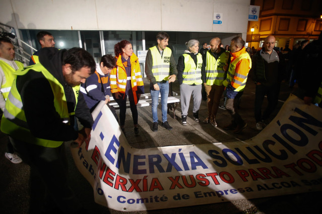 Archivo - Decenas de personas durante una protesta de trabajadores de Alcoa, a 30 de octubre de 2024, en San Cibrao, Lugo, Galicia (España). Alcoa ha convocado al comité de empresa para una reunión en las instalaciones de San Cibrao el próximo 6 de noviem