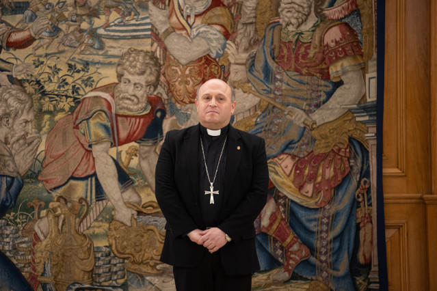 Archivo - El Rey recibe en audiencia al arzobispo de Santiago de Compostela, monseñor Francisco José Prieto Fernández, en el Palacio de la Zarzuela, a 25 de febrero de 2025, en Madrid (España). El Rey ha recibido al arzobispo de Santiago de Compostela con