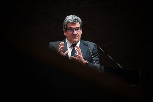 El gobernador del Banco de España, José Luis Escrivá, interviene en el marco de la Cátedra Fundación La Caixa Economía y Sociedad, en el CaixaForum, a 24 de marzo de 2025, en Madrid (España). Escrivá ha ofrecido una conferencia sobre la situación y perspe