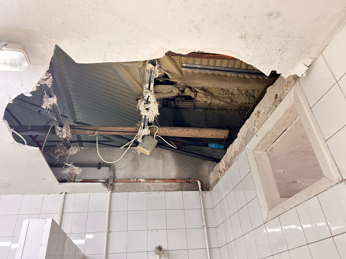 Desperfectos en el techo del campo de fu00fatbol de Conxo