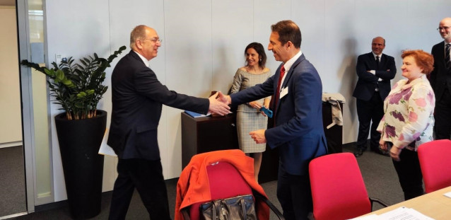 El conselleiro do Mar, Alfonso Villares, en reunión con el comisario de Pesca y Océanos de la Unión Europea, Costas Kadis.