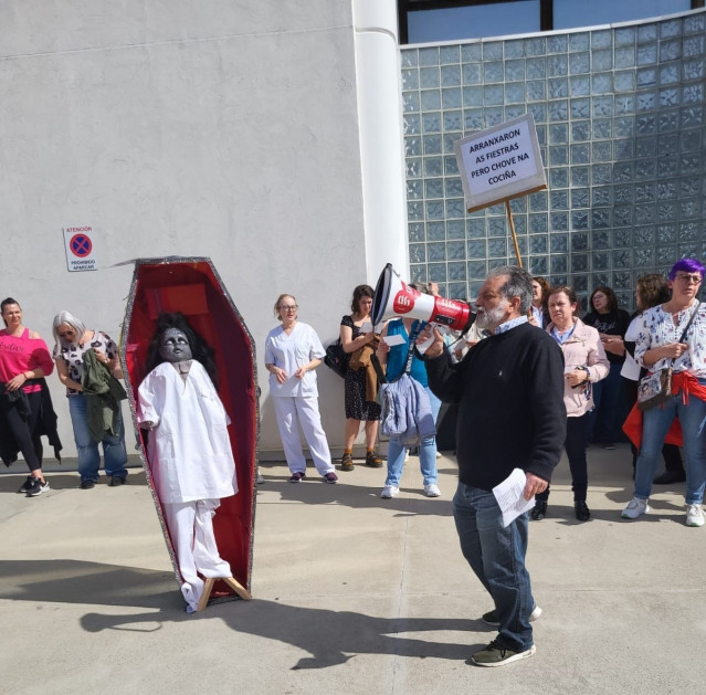 Protesta de trabajadores del servicio de cocina de los hospitales de Vigo, en el acceso del hospital Meixoeiro, a 8 de abril de 2025.
