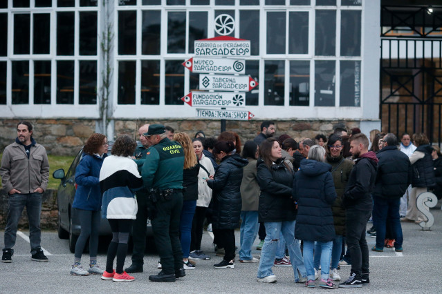 Un grupo de más de 30 trabajadores continúa a las puertas de la factoría Sargadelos, sin acceder a sus puestos de trabajo, a 8 de abril de 2025, en Cervo, Lugo, Galicia (España). A pesar del acuerdo alcanzado a última hora de ayer lunes entre la fábrica d