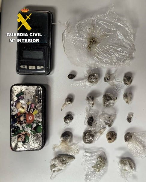Bolas y báscula de precisión incautada al vecino de Oroso (A Coruña)