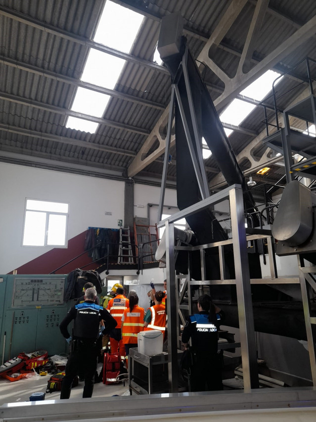 Rescate de un trabajador que sufrió una caída desde una altura en una nave del puerto de Ribeira.