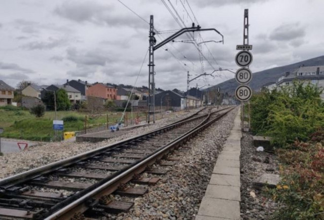 Adif construirá en O Barco un nuevo paso inferior para vehículos bajo la línea de tren y peatonalizará el actual
