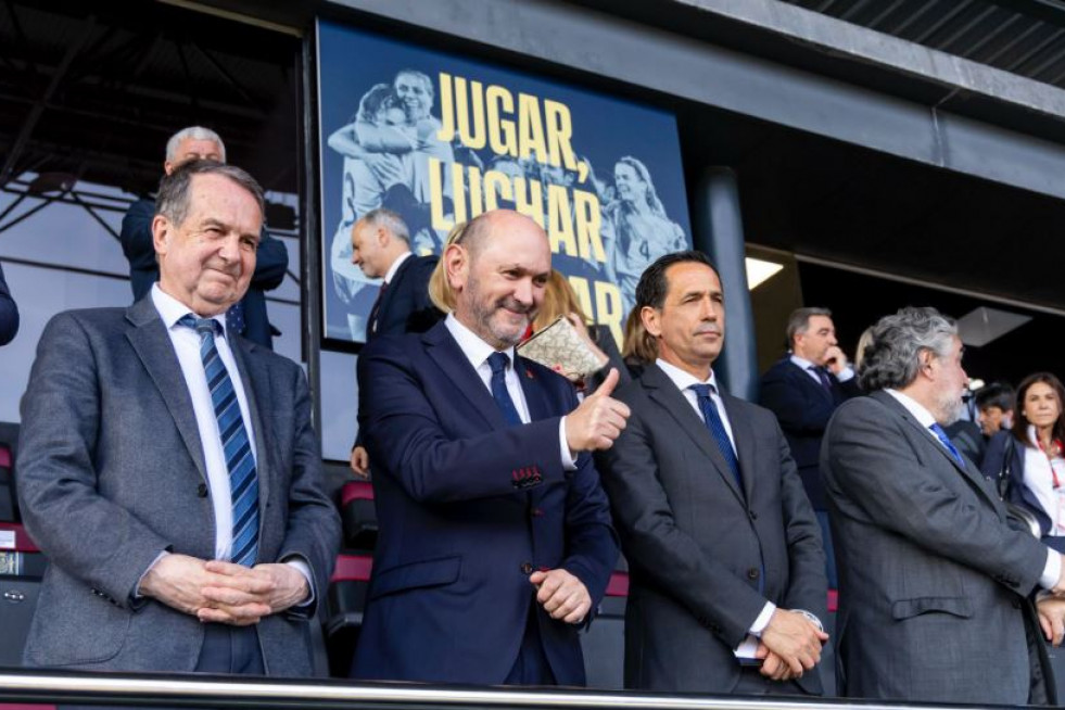 Caballero y Louzán, primeros por la izquierda ayer en el palco de Balaídos en una imagen de la RFEF