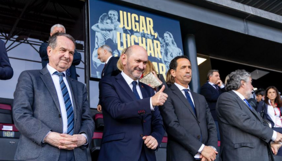 Caballero y Louzán, primeros por la izquierda ayer en el palco de Balaídos en una imagen de la RFEF