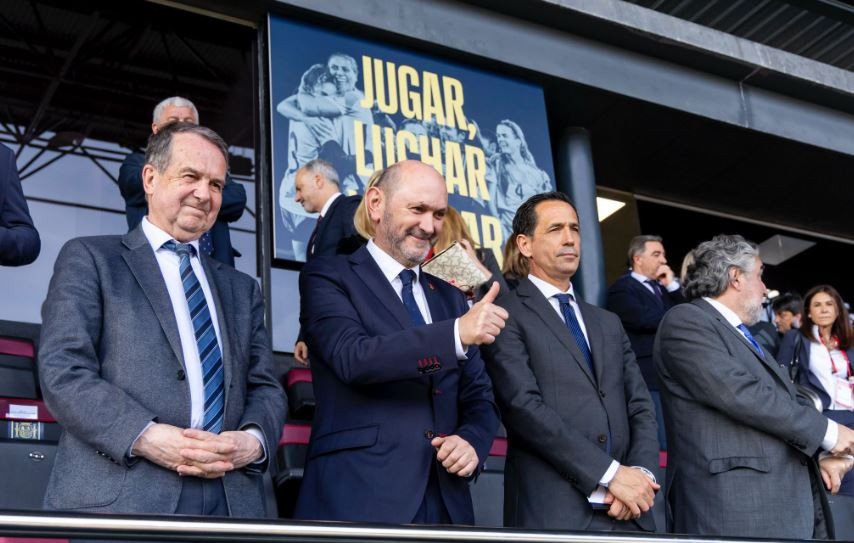 Caballero y Louzán, primeros por la izquierda ayer en el palco de Balaídos en una imagen de la RFEF